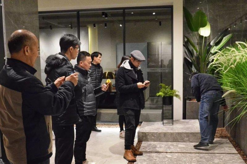 秘书长陈振广参观萨米特灰色砖