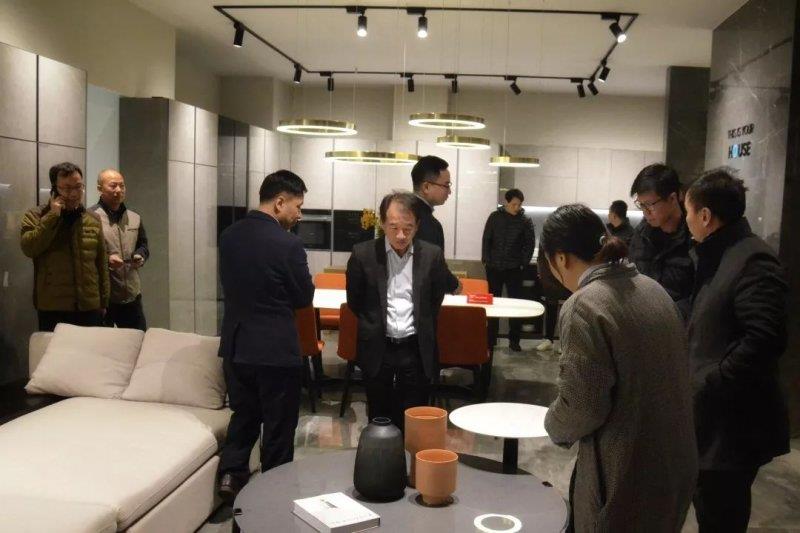 领导参观萨米特灰色砖